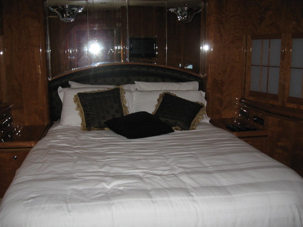 Horizon 98 -Master Bedroom © Marine Auctions and Valuations . http://www.marineauctions.com.au